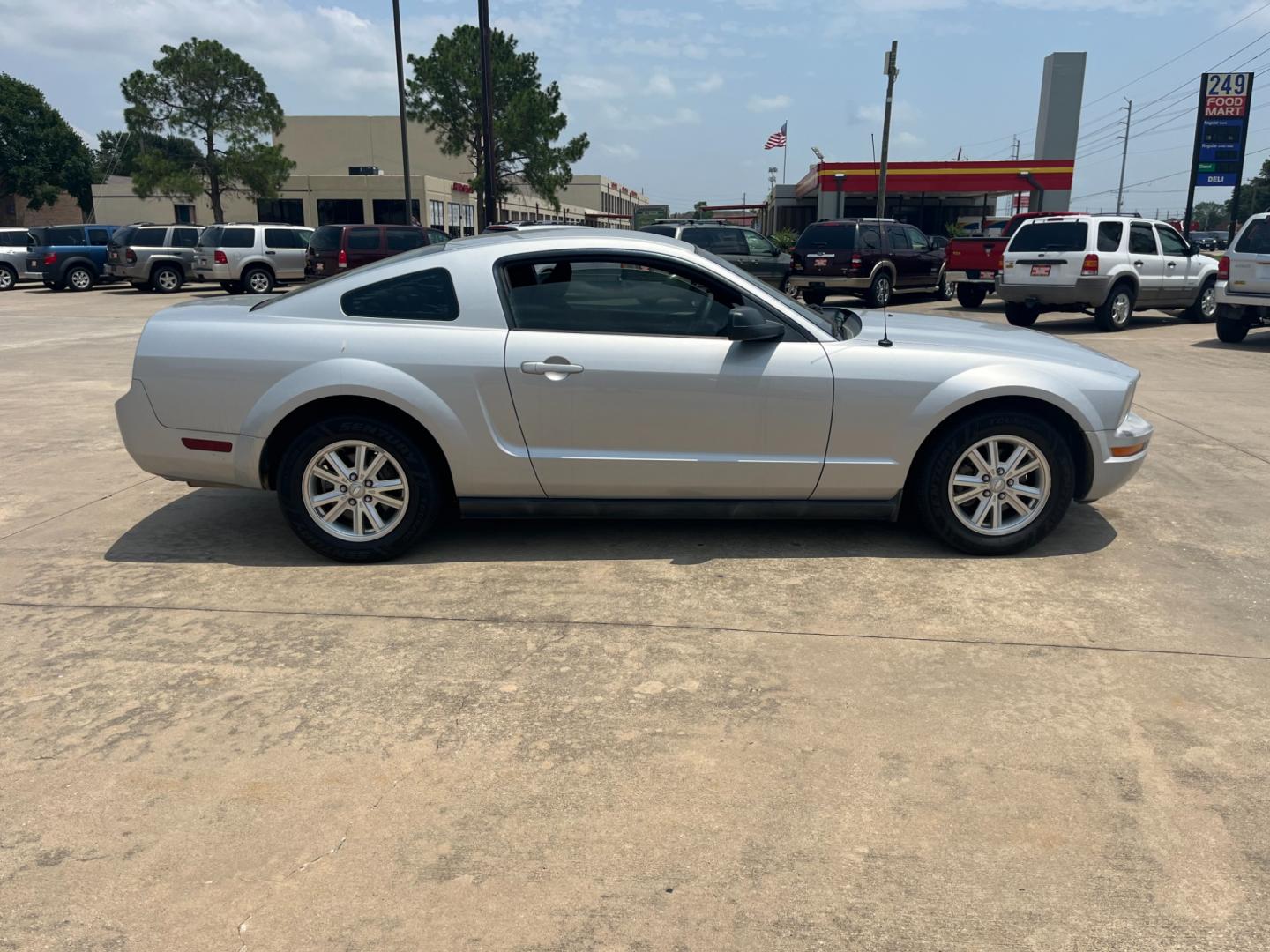 2007 SILVER /gray Ford Mustang (1ZVFT80N475) , Automatic transmission, located at 14700 Tomball Parkway 249, Houston, TX, 77086, (281) 444-2200, 29.928619, -95.504074 - Photo#7